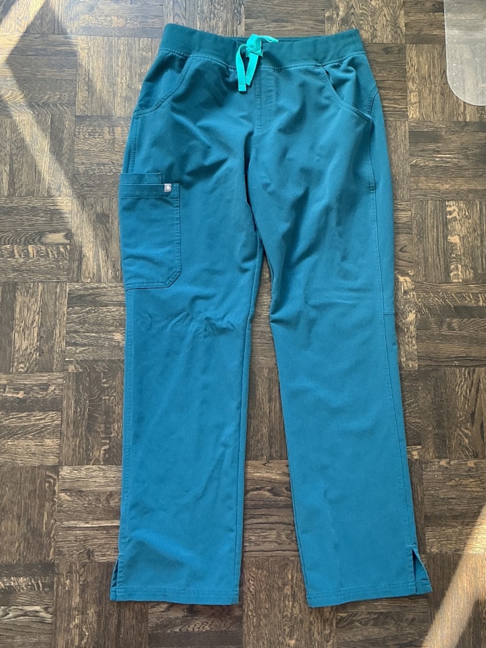 Kade Cargo Scrub Pants In Caribbean Blue